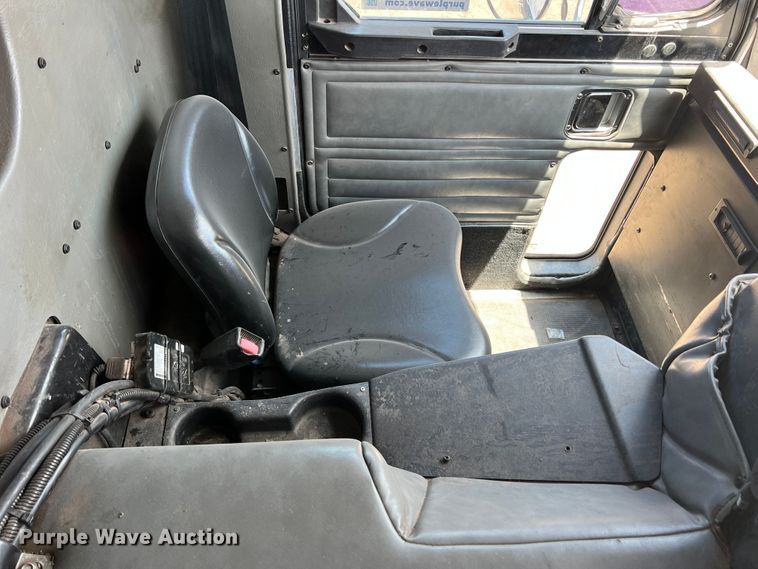 image for item DK7032 2012 Peterbilt 320  refuse truck