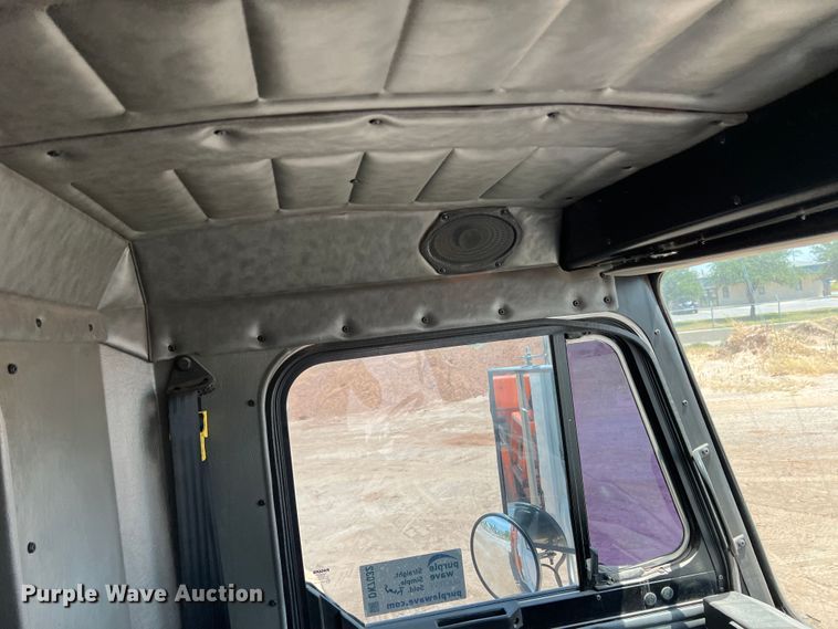 image for item DK7032 2012 Peterbilt 320  refuse truck