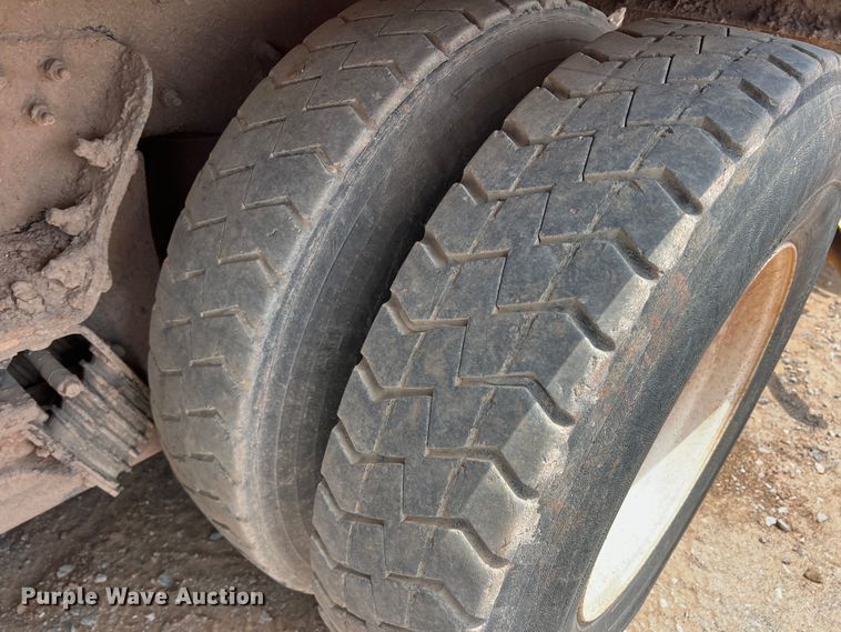 image for item DK7032 2012 Peterbilt 320  refuse truck