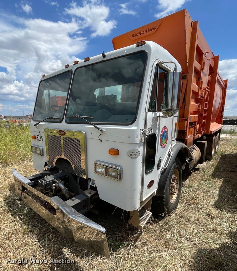 image for item DK7033 2009 Peterbilt 320  refuse truck