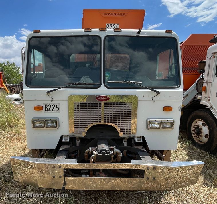 image for item DK7033 2009 Peterbilt 320  refuse truck