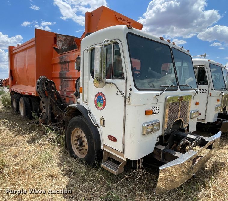 image for item DK7033 2009 Peterbilt 320  refuse truck