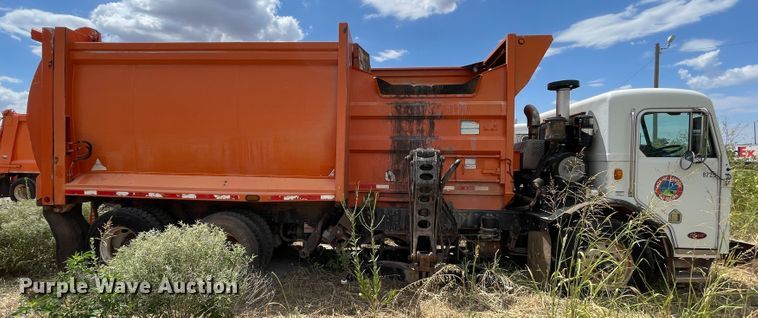 image for item DK7033 2009 Peterbilt 320  refuse truck