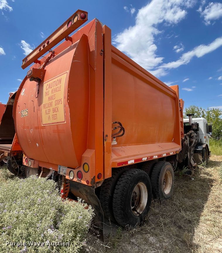 image for item DK7033 2009 Peterbilt 320  refuse truck