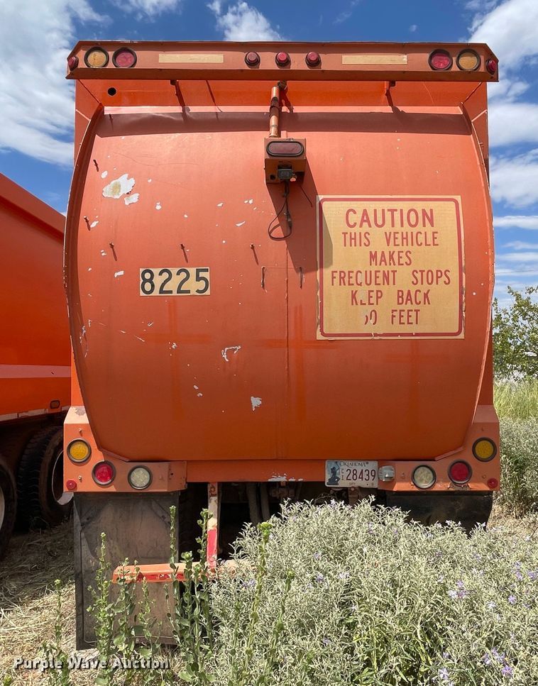 image for item DK7033 2009 Peterbilt 320  refuse truck