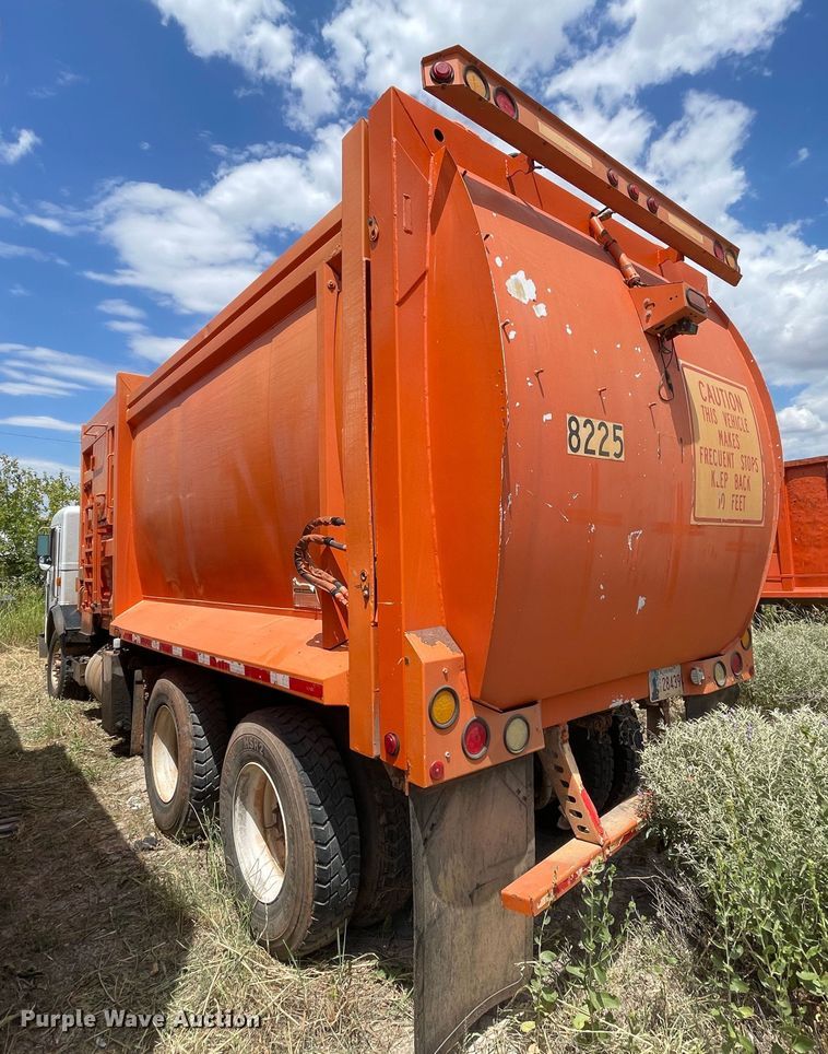 image for item DK7033 2009 Peterbilt 320  refuse truck