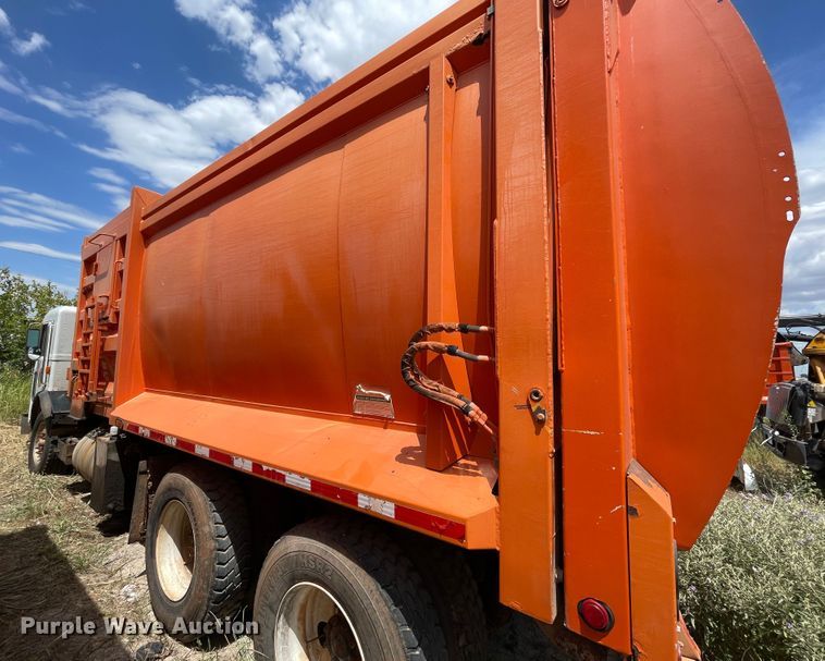 image for item DK7033 2009 Peterbilt 320  refuse truck