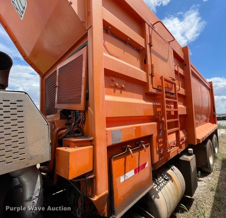 image for item DK7033 2009 Peterbilt 320  refuse truck