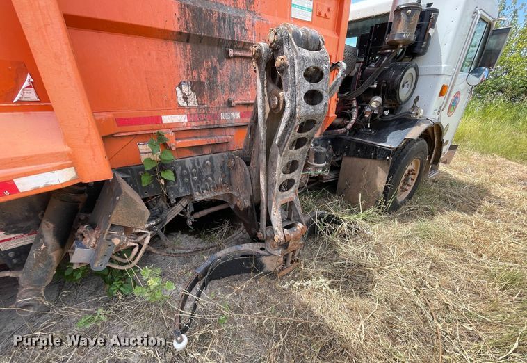 image for item DK7033 2009 Peterbilt 320  refuse truck