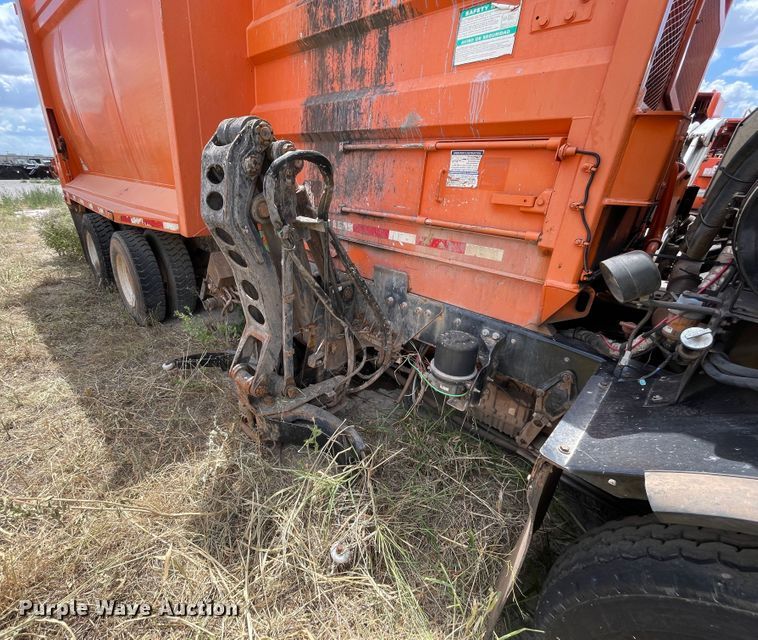 image for item DK7033 2009 Peterbilt 320  refuse truck