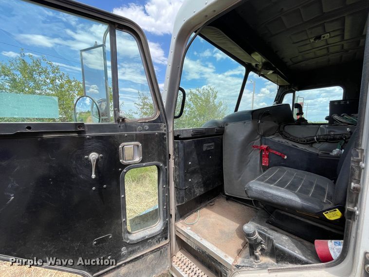 image for item DK7033 2009 Peterbilt 320  refuse truck