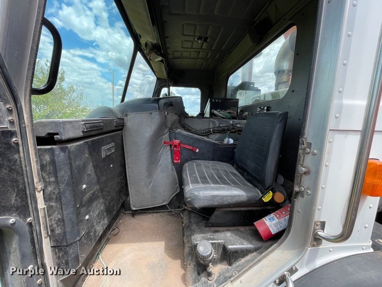 image for item DK7033 2009 Peterbilt 320  refuse truck