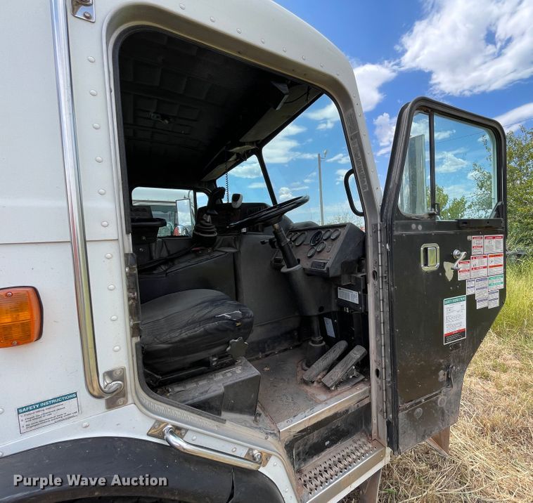 image for item DK7033 2009 Peterbilt 320  refuse truck