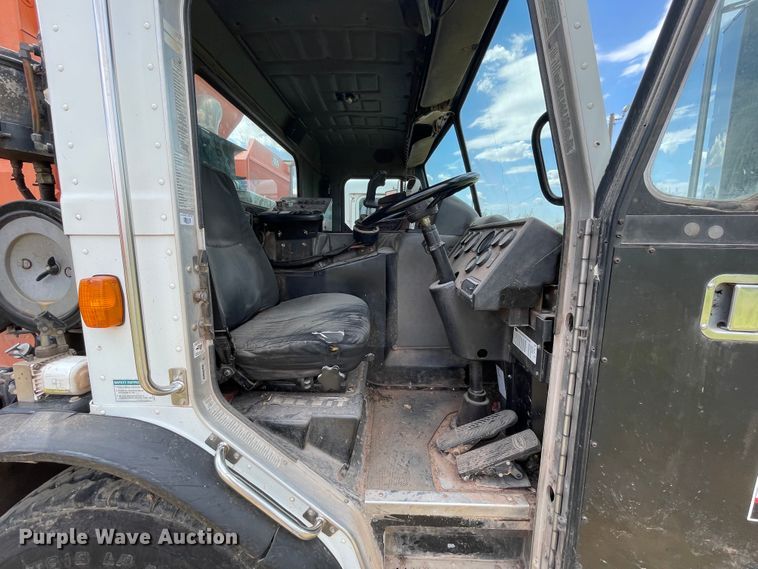 image for item DK7033 2009 Peterbilt 320  refuse truck