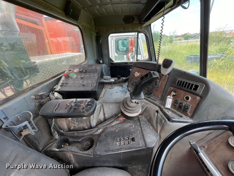 image for item DK7033 2009 Peterbilt 320  refuse truck