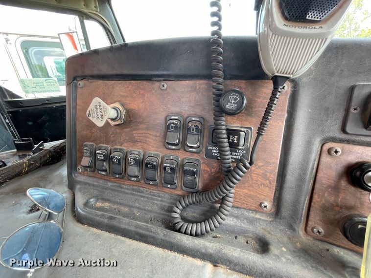 image for item DK7033 2009 Peterbilt 320  refuse truck