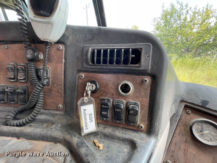 image for item DK7033 2009 Peterbilt 320  refuse truck