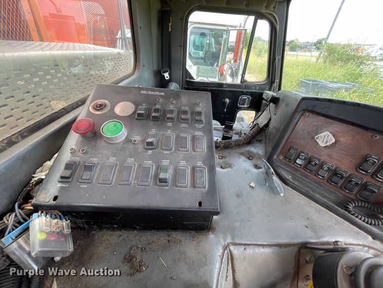 image for item DK7033 2009 Peterbilt 320  refuse truck