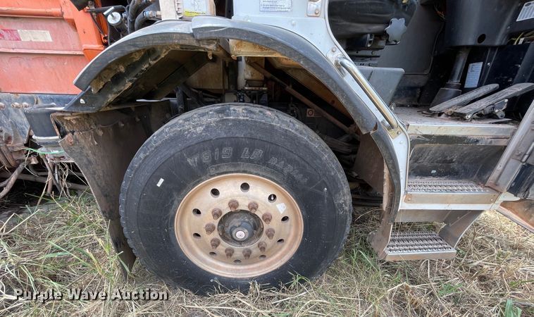 image for item DK7033 2009 Peterbilt 320  refuse truck