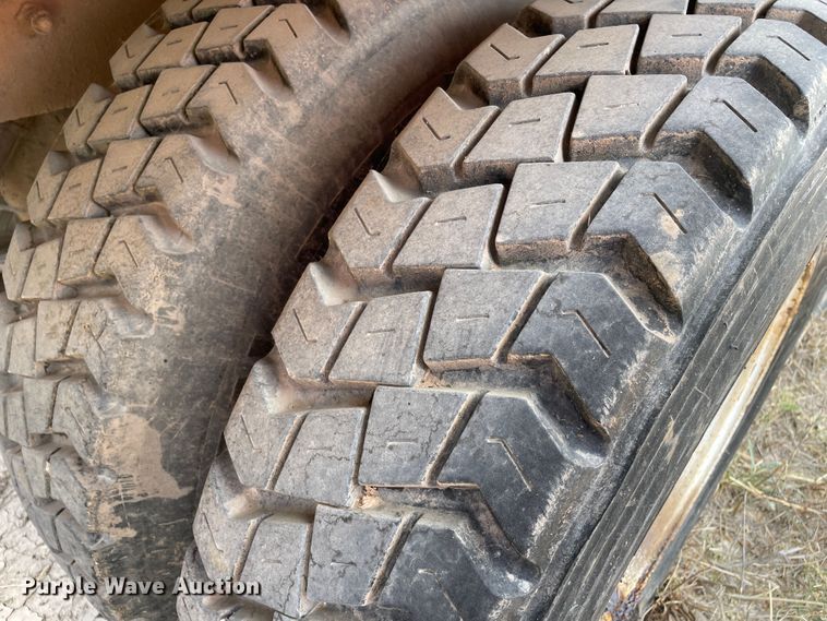 image for item DK7033 2009 Peterbilt 320  refuse truck