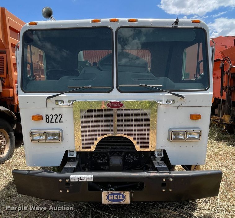 image for item DK7034 2009 Peterbilt 320  refuse truck