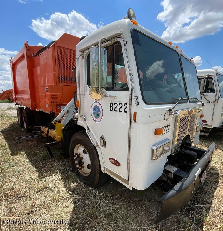 image for item DK7034 2009 Peterbilt 320  refuse truck