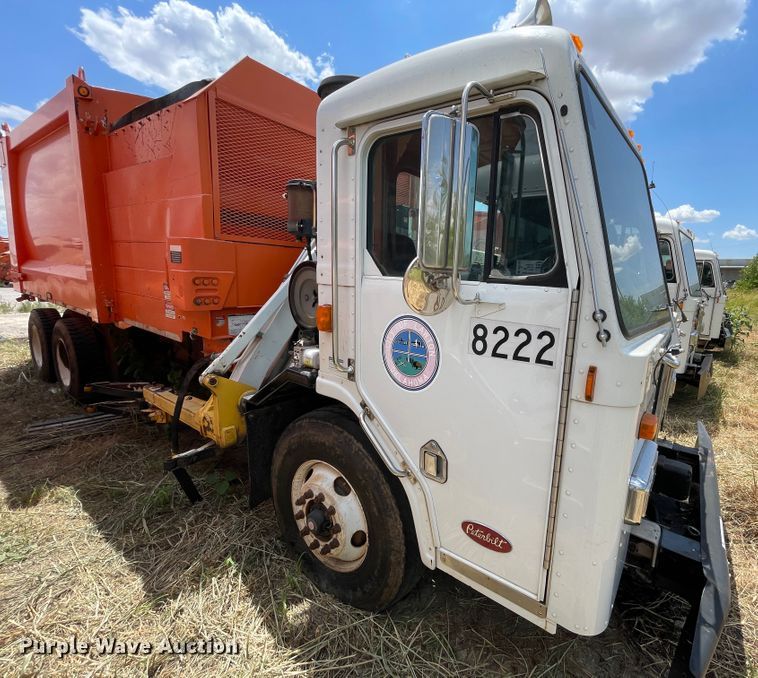 image for item DK7034 2009 Peterbilt 320  refuse truck