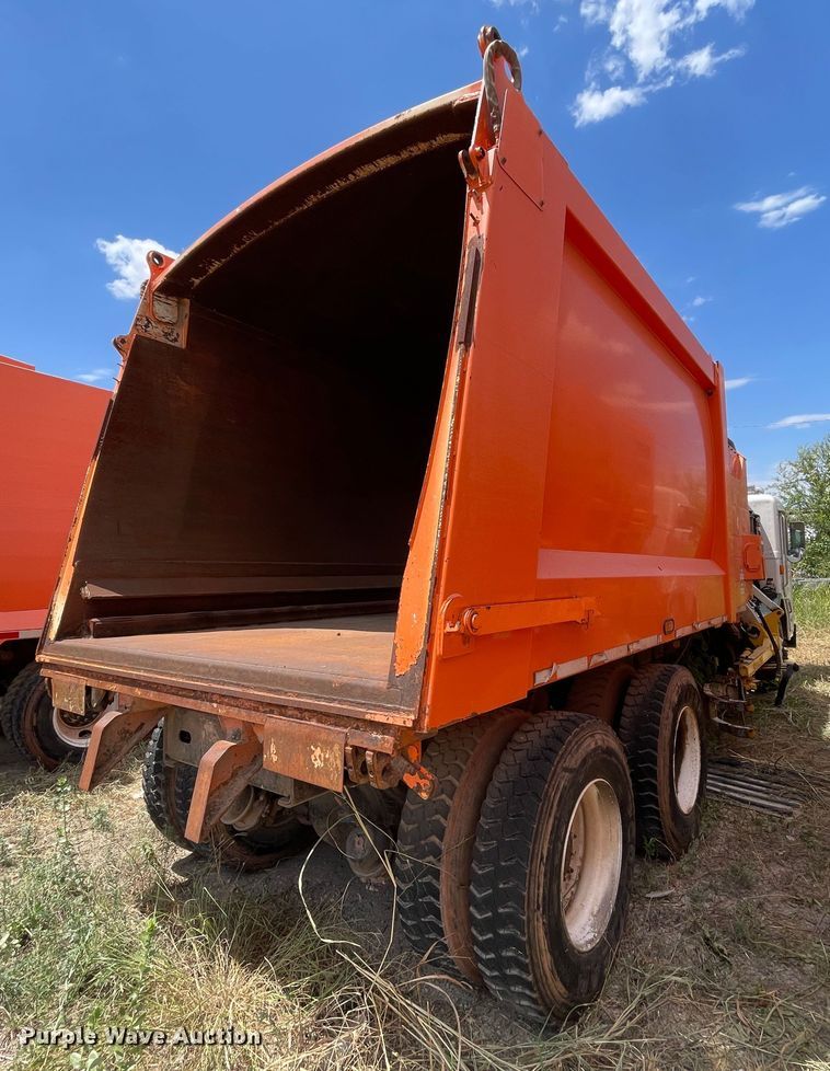 image for item DK7034 2009 Peterbilt 320  refuse truck