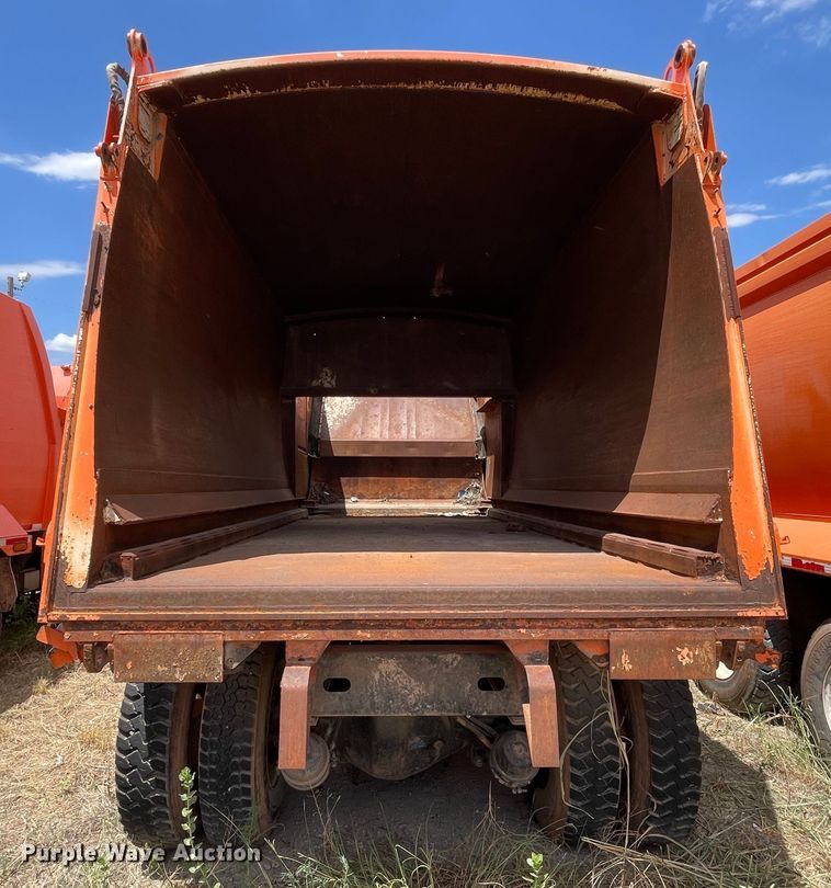 image for item DK7034 2009 Peterbilt 320  refuse truck