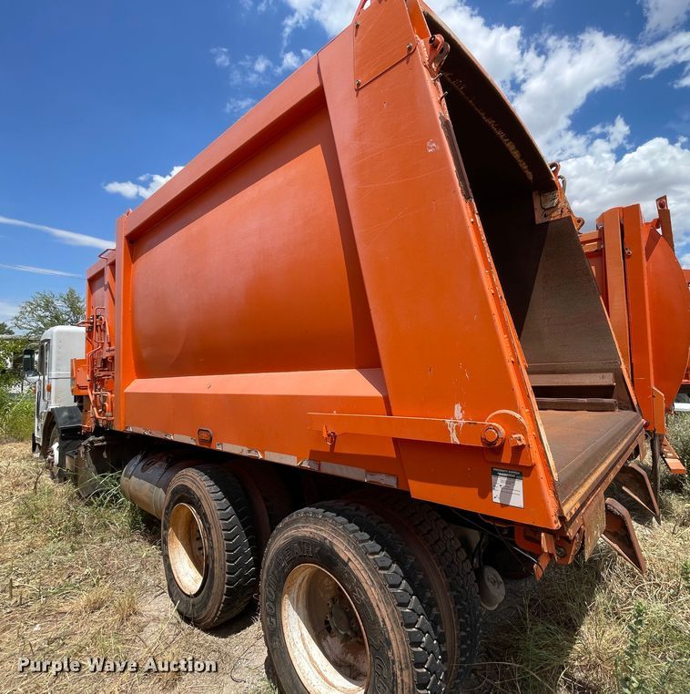 image for item DK7034 2009 Peterbilt 320  refuse truck