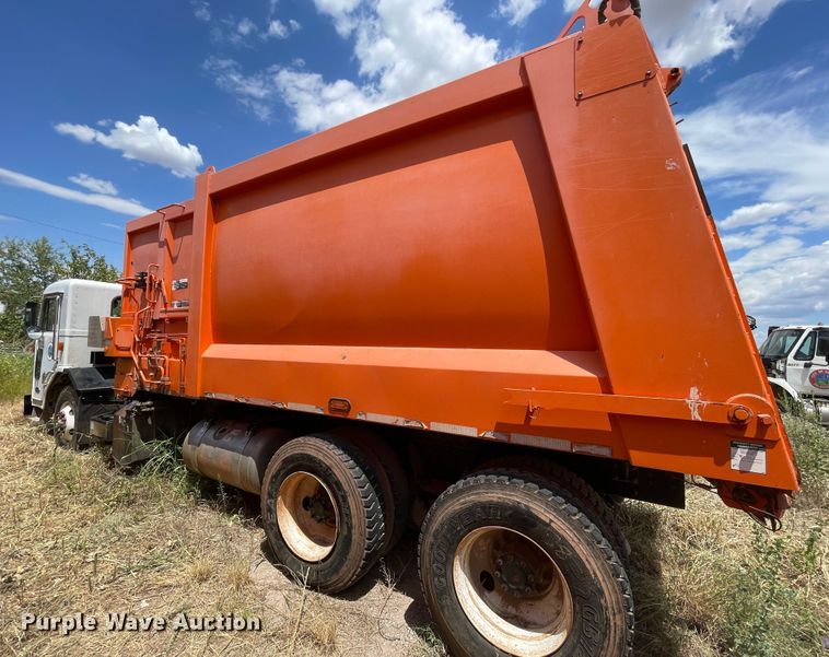 image for item DK7034 2009 Peterbilt 320  refuse truck