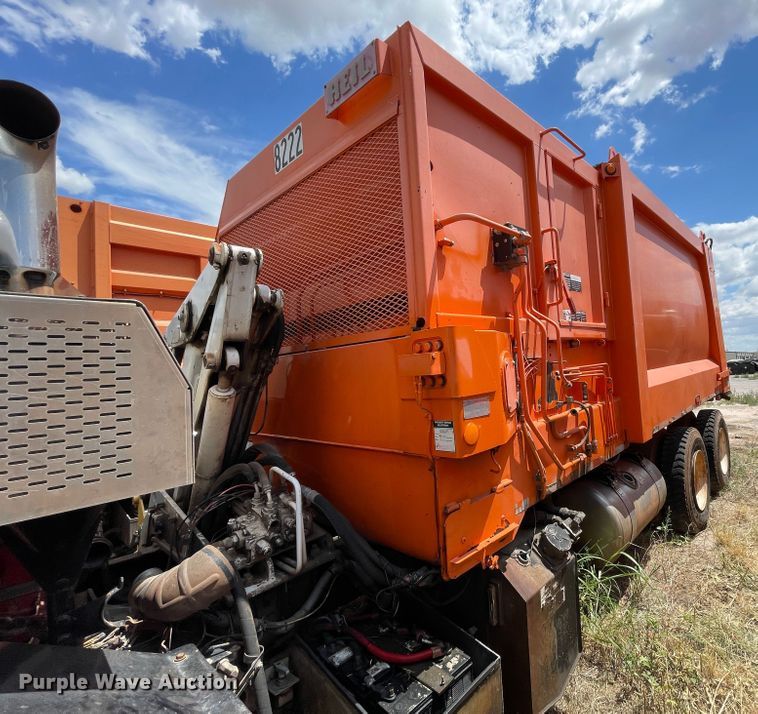 image for item DK7034 2009 Peterbilt 320  refuse truck