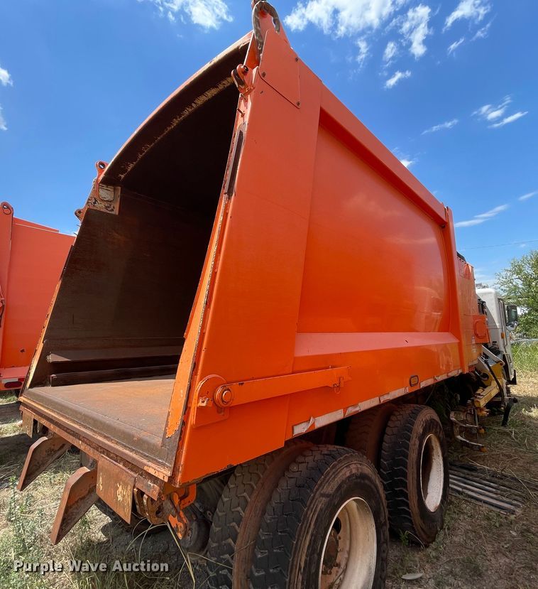 image for item DK7034 2009 Peterbilt 320  refuse truck