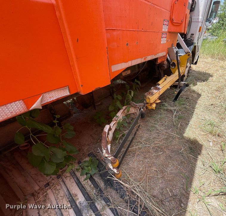 image for item DK7034 2009 Peterbilt 320  refuse truck