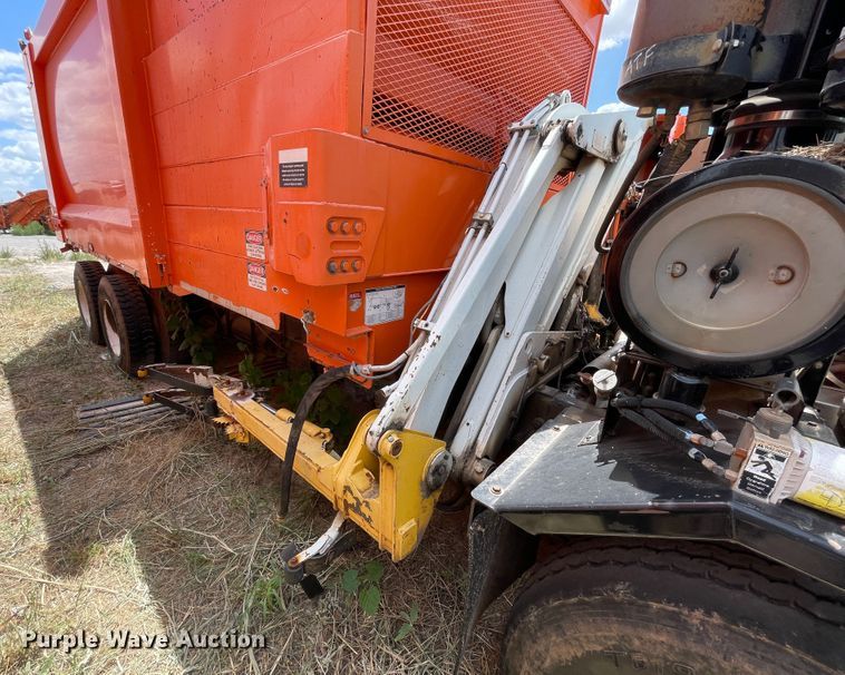 image for item DK7034 2009 Peterbilt 320  refuse truck