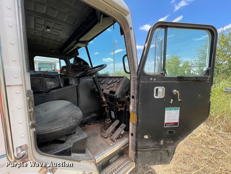 image for item DK7034 2009 Peterbilt 320  refuse truck