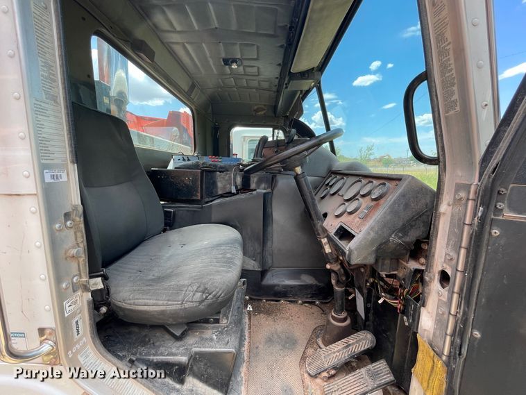 image for item DK7034 2009 Peterbilt 320  refuse truck