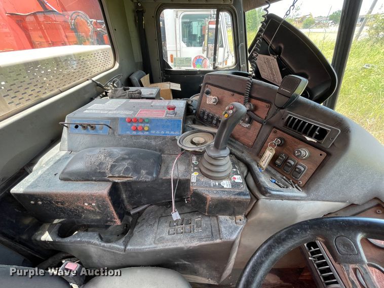 image for item DK7034 2009 Peterbilt 320  refuse truck