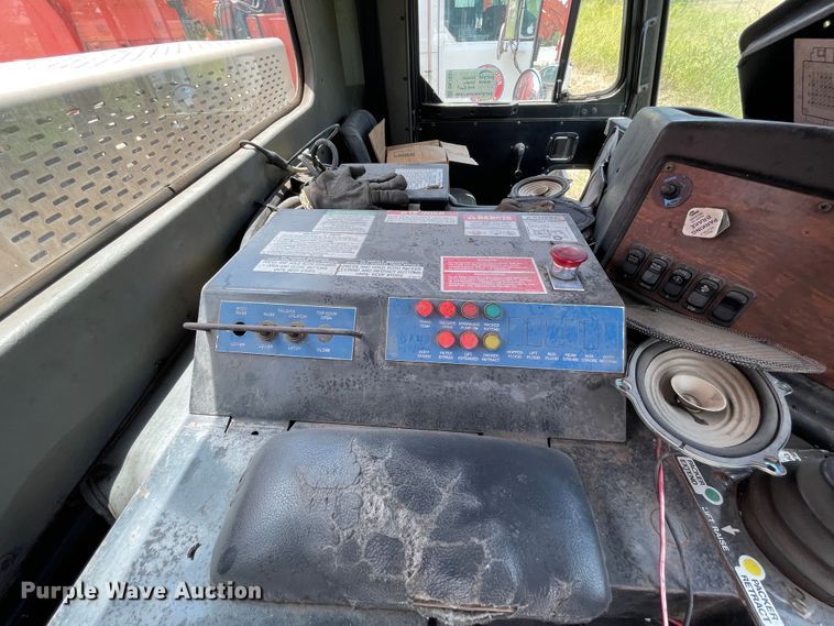 image for item DK7034 2009 Peterbilt 320  refuse truck