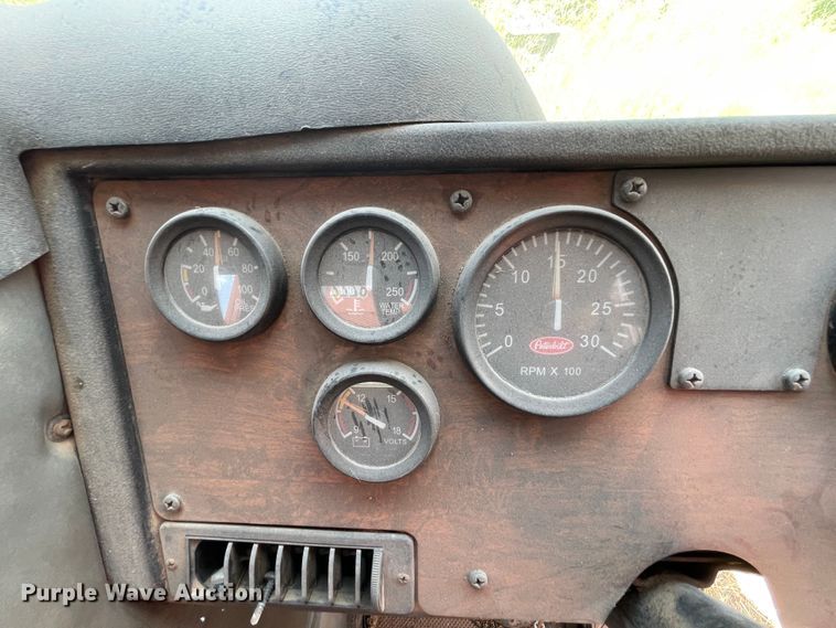 image for item DK7034 2009 Peterbilt 320  refuse truck