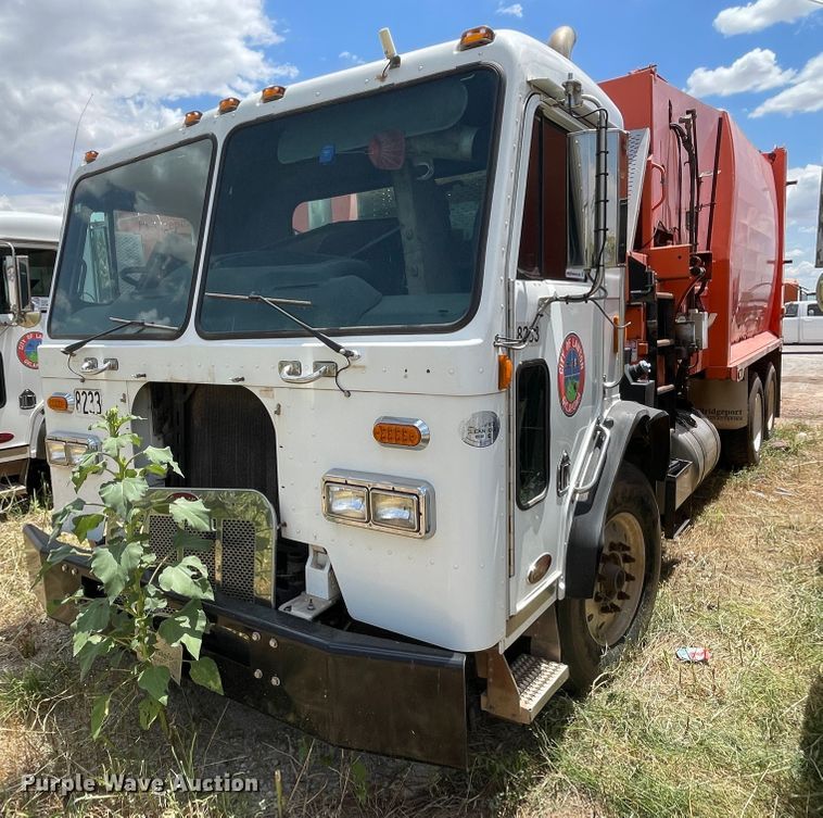 image for item DK7035 2013 Peterbilt 320  refuse truck