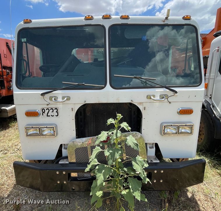 image for item DK7035 2013 Peterbilt 320  refuse truck