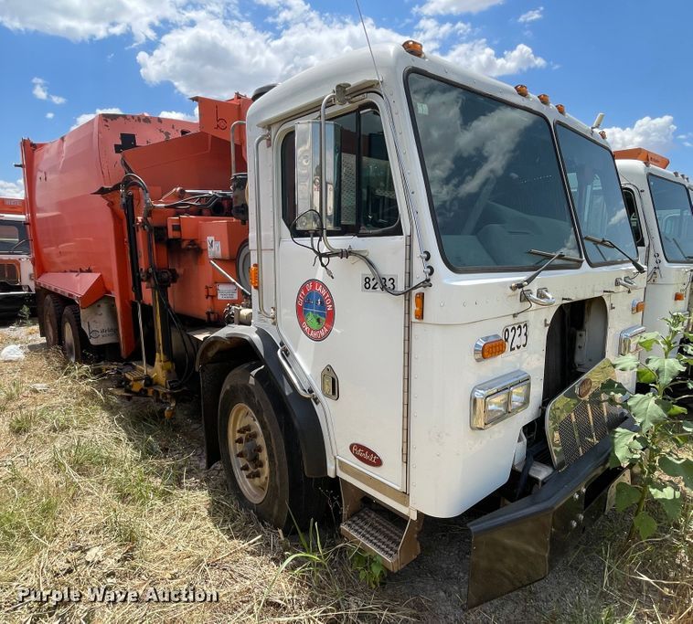 image for item DK7035 2013 Peterbilt 320  refuse truck