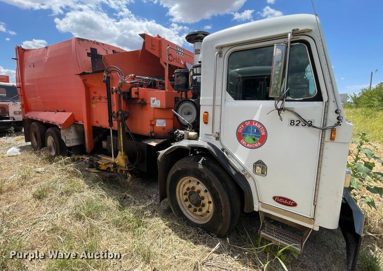 image for item DK7035 2013 Peterbilt 320  refuse truck