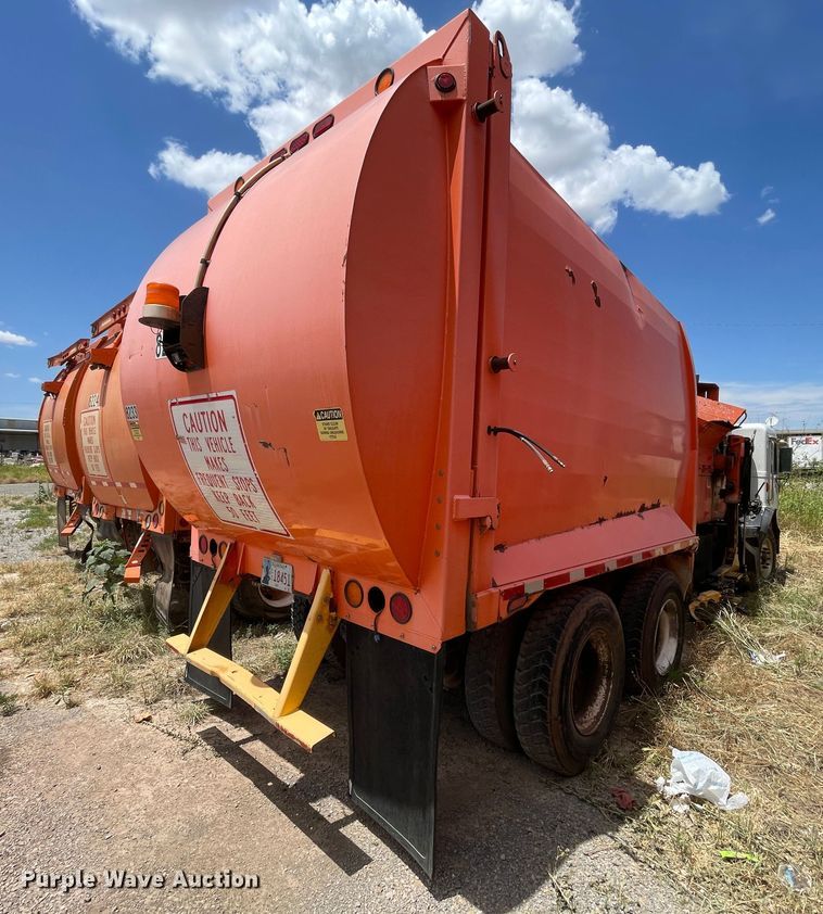 image for item DK7035 2013 Peterbilt 320  refuse truck