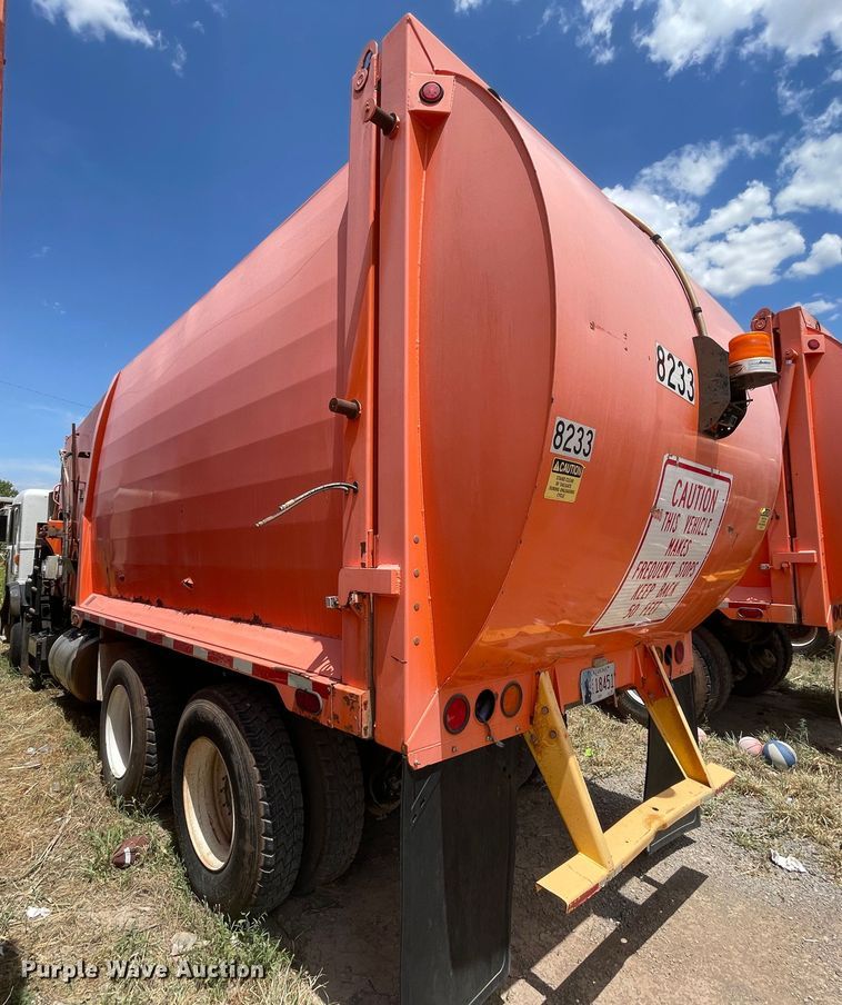 image for item DK7035 2013 Peterbilt 320  refuse truck