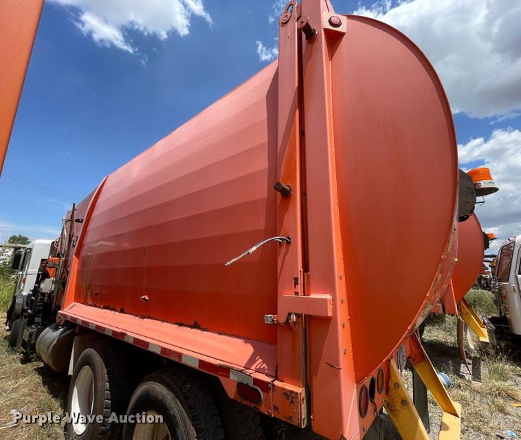 image for item DK7035 2013 Peterbilt 320  refuse truck