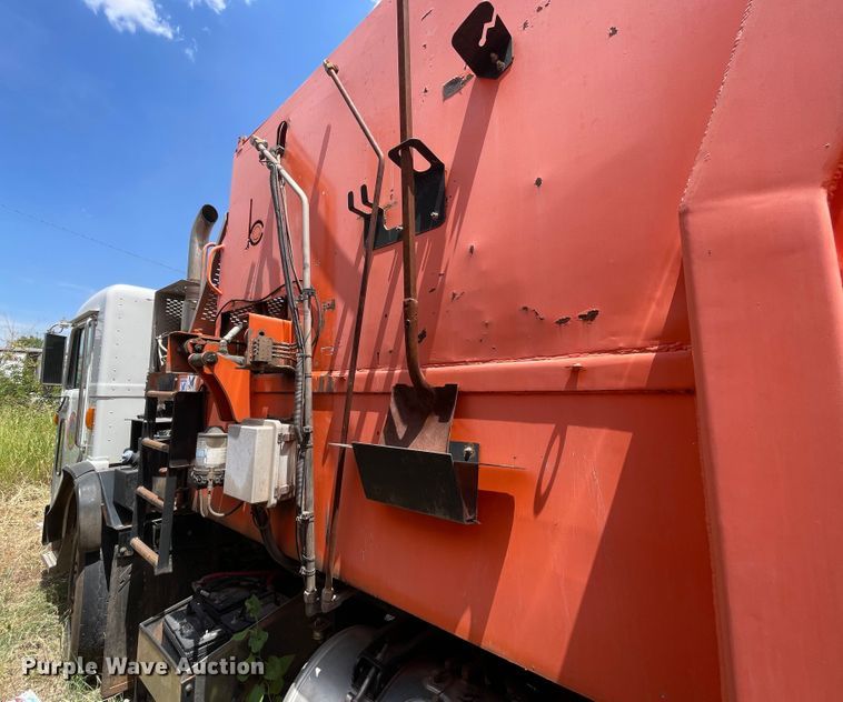 image for item DK7035 2013 Peterbilt 320  refuse truck