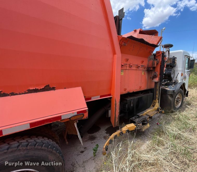 image for item DK7035 2013 Peterbilt 320  refuse truck