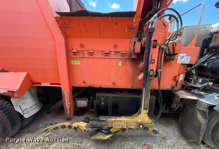 image for item DK7035 2013 Peterbilt 320  refuse truck